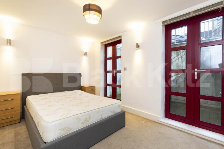 Split level modern and spacious 2 bed 2 bath in the shoreditch area  Quaker Street , Shoreditch 